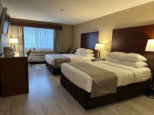 غرفة تقليدية بسريرين كوين، Medallion Inn and Suites 1/3
