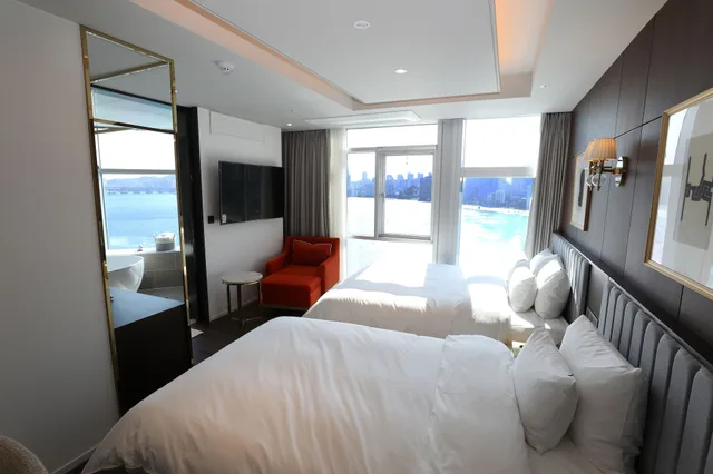 جناح ملكي بسرير مزدوج وسرير فردي، H Avenue Hotel Gwangali Beach 1/4