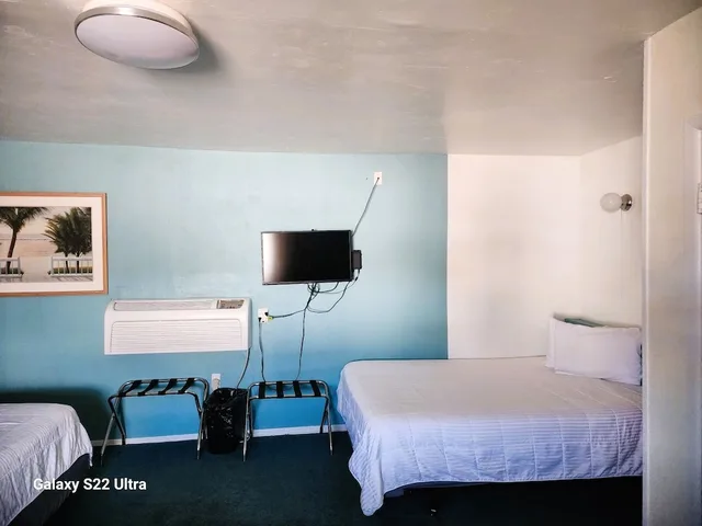 Family, Triple, 1 Double and 2 Queen Beds، Rose's Motel 3/4