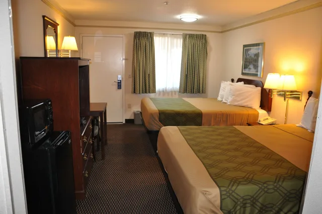غرفة قياسية بسريرين كوين، Surestay Hotel By Best Western Castro Valley 3/6