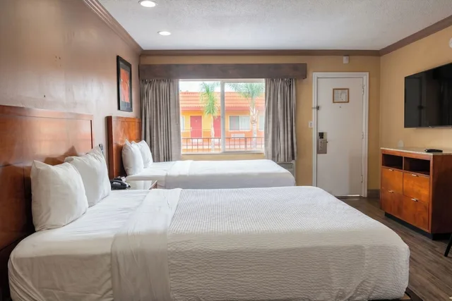 غرفة بسريرين كوين، Om Park Inn and Suites El Cajon near San Diego 1/10