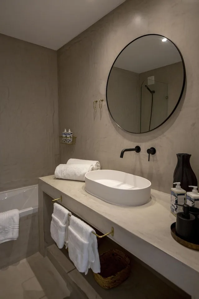 جناح بسرير كينج بإطلالة على البحر بشرفة بغرفة نوم واحدة مع أريكة، Villas D Agua 7/9