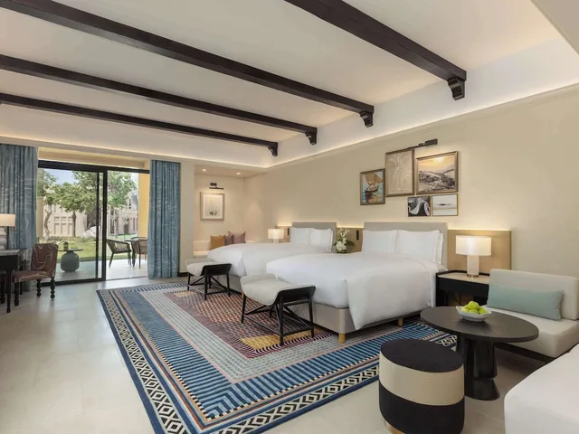 غرفة فاخرة بسريرين كوين بإطلالة على الحديقة، Sofitel Ras Al Khaimah Al Hamra Beach Resort 3/5