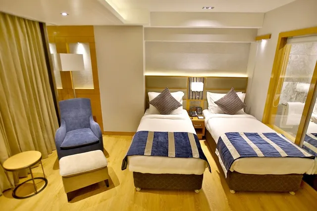 غرفة تنفيذية بسرير كينج بإطلالة على المدينة، Regenta Central The Crystal 2/9