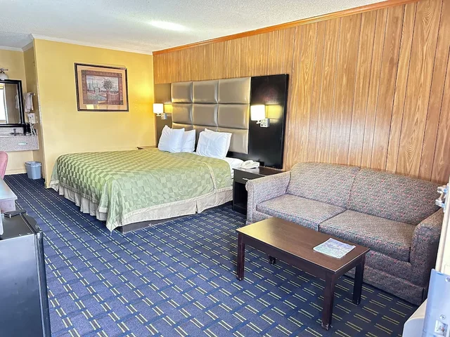 غرفة بسرير كينج مع أريكة لذوي الإعاقة، Rodeway Inn and Suites Plymouth Hwy 64 1/2