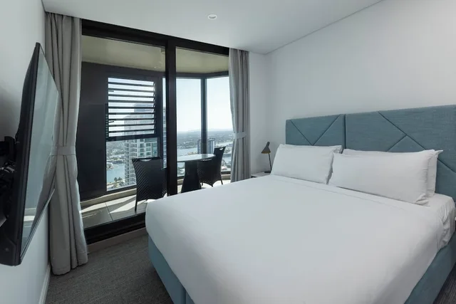 1 Bedroom, Coast, Suite, King Bed، Meriton Suites Surfers Paradise 1/5