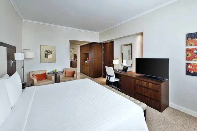 جناح بسرير كينج بغرفة نوم واحدة مع أريكة للمدخنين، كورتيارد ماريوت(Courtyard by Marriott Riyadh Olaya) 1/5