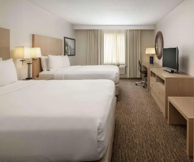 غرفة بسريرين كوين بحوض استحمام لذوي الإعاقة، DoubleTree by Hilton Hotel Portland - Tigard 1/7