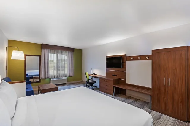 غرفة قياسية بسرير كينج بحوض استحمام لذوي الإعاقة، Holiday Inn Express Hotel And Suites Dallas Lewisville 2/3