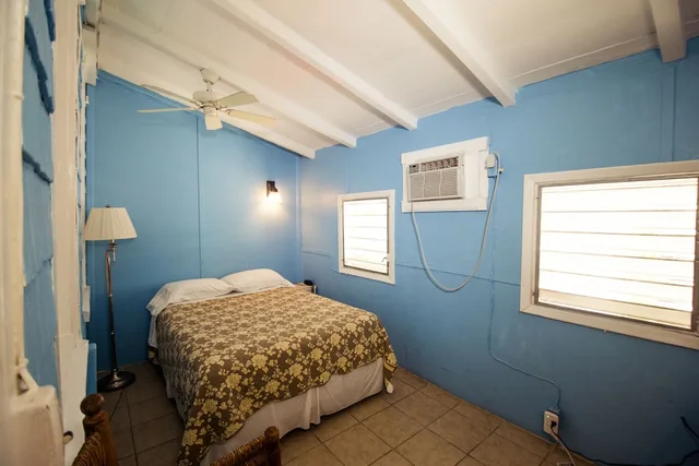 غرفة داخلية بسرير كوين بحمام خاص، Galleon House Bed Breakfast Inn 1/2