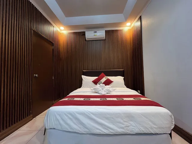 Premium, Queen Bed, Rossa Hotel 2/10