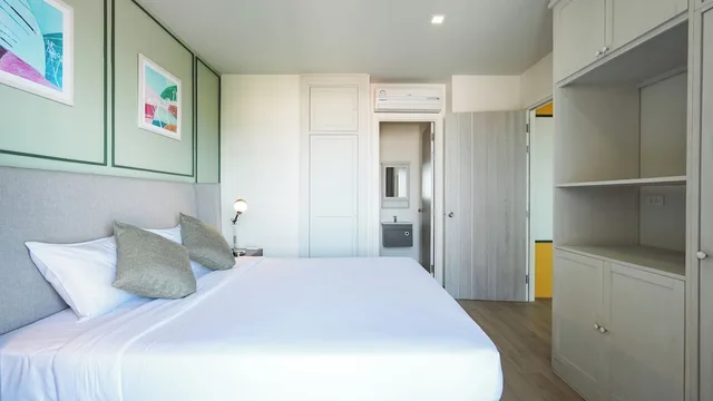 غرفة بسرير كينج وسرير فردي بإطلالة على البحر بغرفتي نوم، DLUX Condominium 4/10