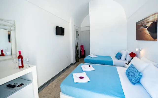 غرفة قياسية ثلاثية بسرير مزدوج وسرير فردي بإطلالة على البحر بشرفة، Join Us Low Cost Rooms 4/6