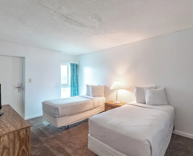 2 Bedrooms, Condo, Standard, Twin Beds, King Bed, Bay View, Sofa, Balcony، Bay Club Resort 2/4