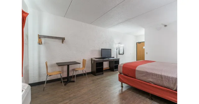 غرفة بسرير كوين، Motel6 Bridgeview, IL 2/4