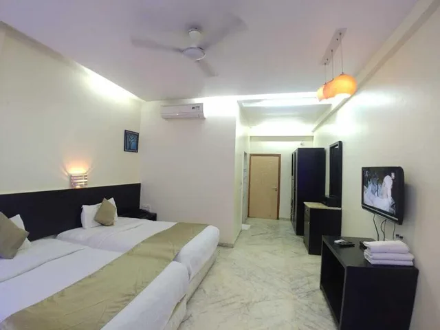 Deluxe, King Bed, Hotel Aristro 4/8