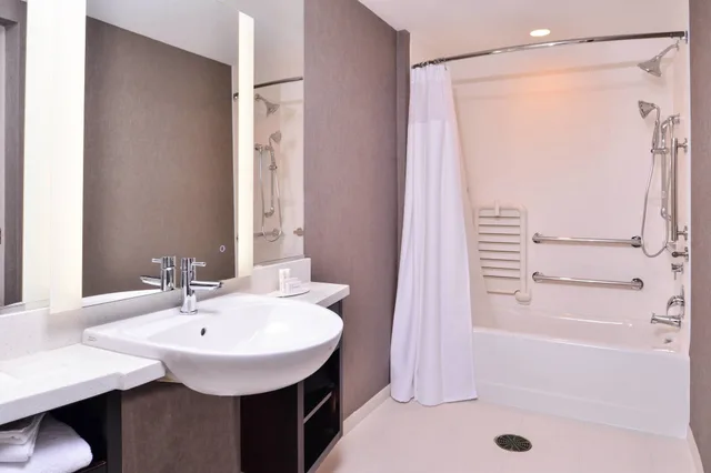 جناح بسريرين كوين مع أريكة، SpringHill Suites by Marriott Greensboro Airport 4/4