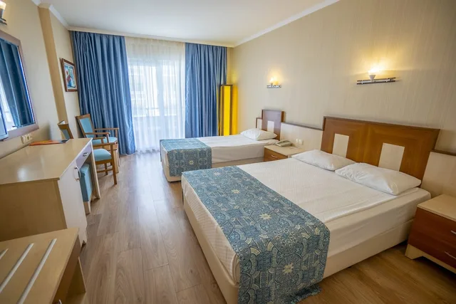غرفة قياسية بسرير كوين وسرير فردي مع أريكة، Stella Beach Hotel 1/10