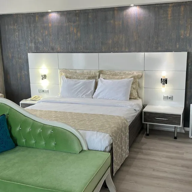 جناح بشرفة، MOX Hotel 3/10