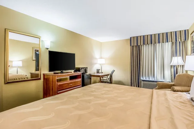 غرفة قياسية بسرير كينج، Quality Inn Sandersville 3/6