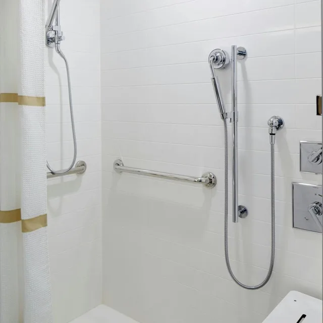 غرفة بسرير كينج بحوض استحمام لذوي الإعاقة، Columbus Marriott Northwest 5/10