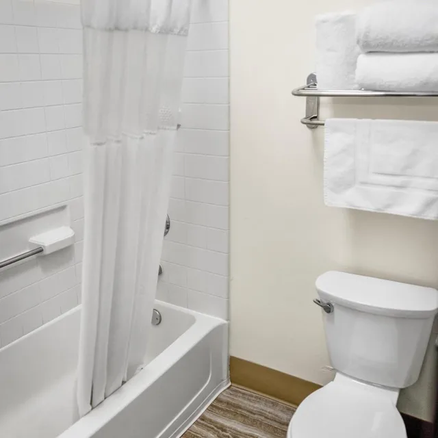 غرفة بسرير كينج بجاكوزي، Crystal Inn Hotel & Suites Salt Lake City 3/9