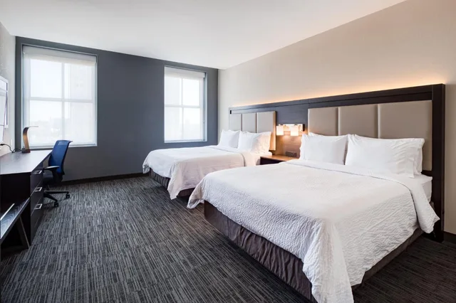 غرفة قياسية بسريرين كوين بحوض استحمام لذوي الإعاقة، HOLIDAY INN EXPRESS KANSAS CITY DOWNTOWN 2/6