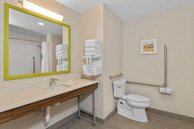 غرفة بسرير كينج بحوض استحمام لذوي الإعاقة، Hampton Inn by Hilton Cornwall 5/6