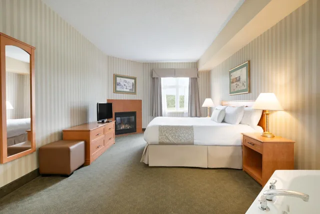 جناح بسرير كينج بجاكوزي، Days Inn By Wyndham Orillia 1/4