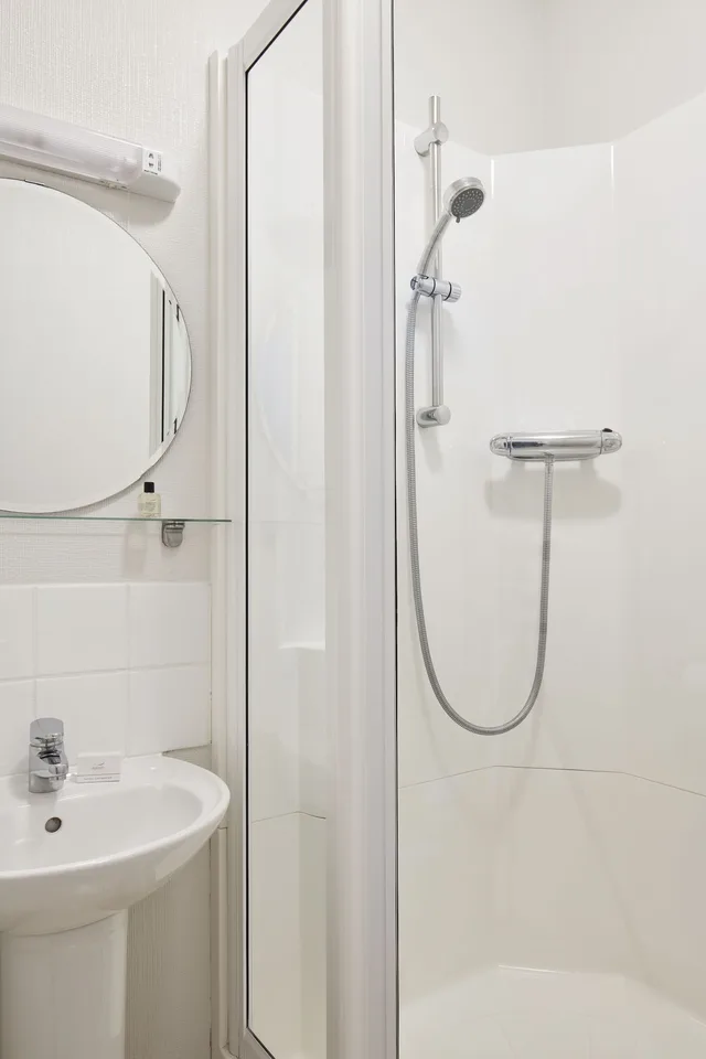 غرفة رباعية بسرير مزدوج وسريرين منفصلين، Euro Hotel 2/2