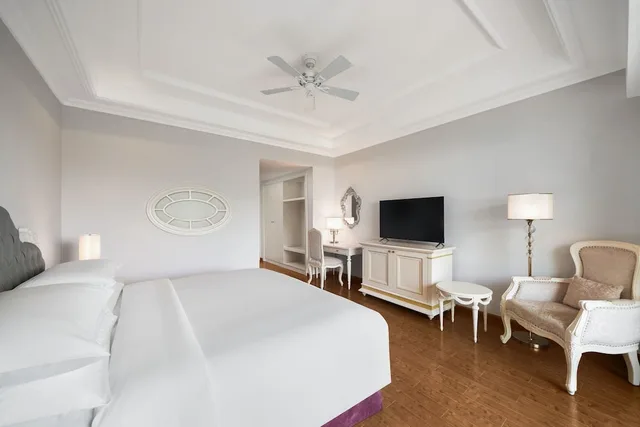 غرفة ديلوكس بسرير كينج بإطلالة على الحديقة بشرفة، Nha Trang Marriott Resort & Spa Hon Tre Island 3/4