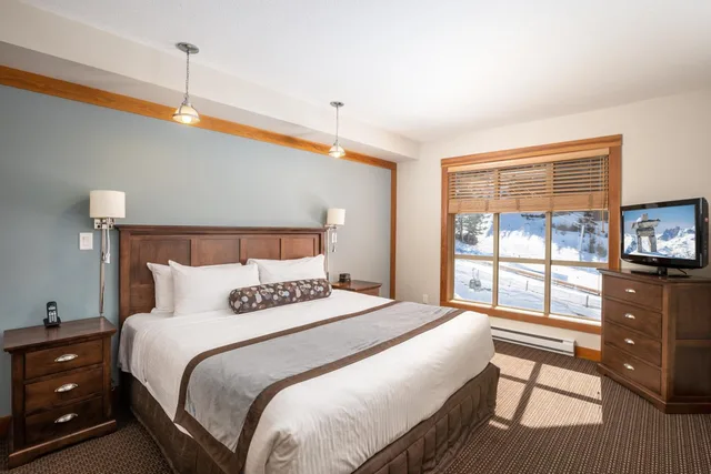 1 Bedroom, King Bed, Den، Legends Whistler 2/5