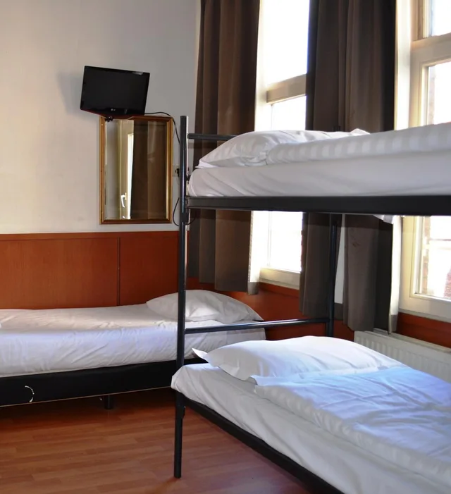 غرفة عائلية، Continental Hotel 4/9