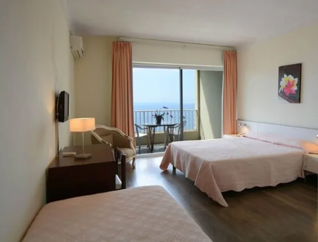 غرفة ثلاثية بثلاثة أسرّة بإطلالة على البحر، Sun Beach Hotel 1/7