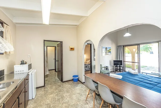 غرفة عائلية بسرير كوين وسريرين منفصلين بمطبخ، Riverside Motel 3/3