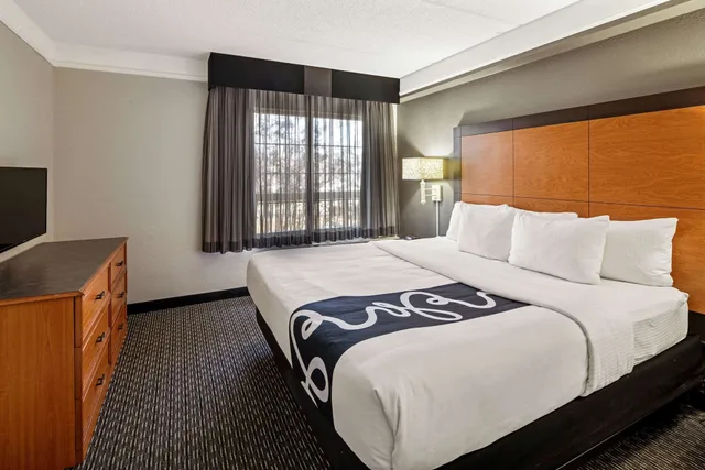 جناح بسرير كينج بحوض استحمام لذوي الإعاقة، La Quinta Inn Suites Macon 2/3