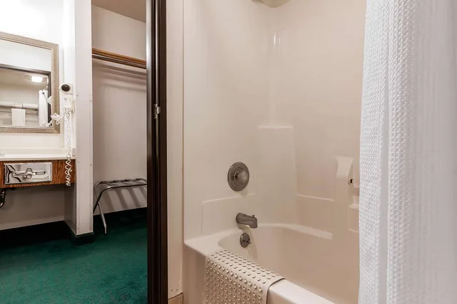 غرفة بسرير كوين، Rodeway Inn Holdrege NE 4/4