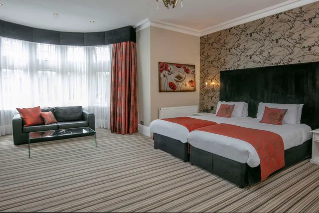 Super, Twin Beds, Partial View, Sofa، Burlington Hotel, Bw Premier Collection 1/3