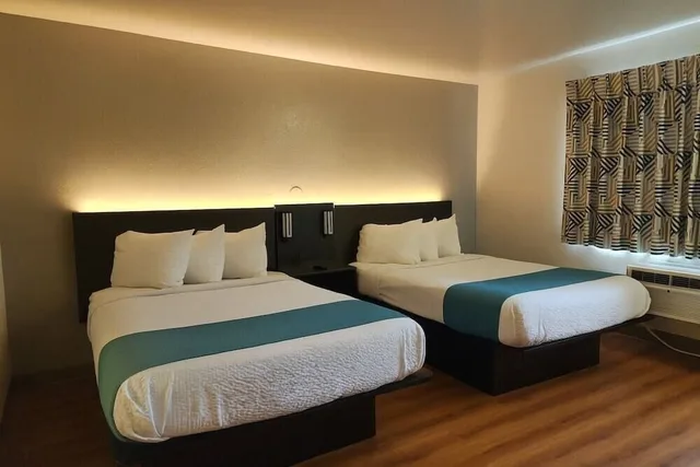2 Full Beds - Premium, Micfridge، Motel6 Duluth, MN 2/4