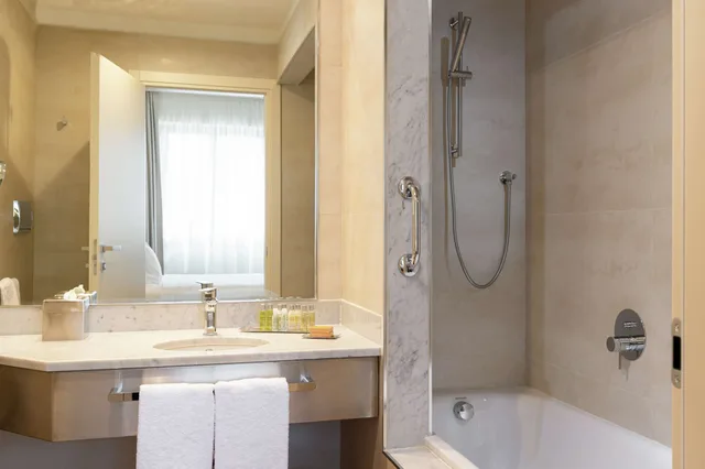 جناح بسرير كينج بحوض استحمام، DoubleTree by Hilton Brescia 3/3