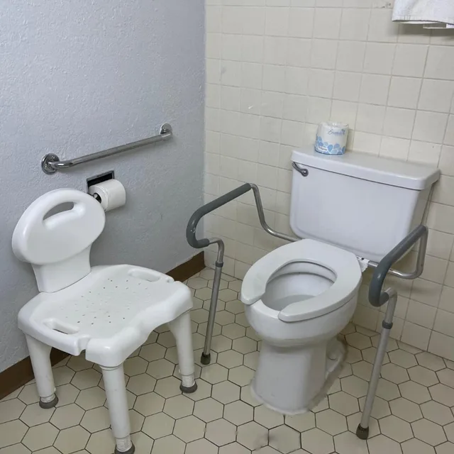غرفة بسرير كينج لذوي الإعاقة، Motel6 Sallisaw, OK 8/9