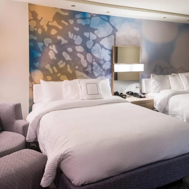 غرفة بسريرين كوين بحوض استحمام لذوي الإعاقة، Courtyard Jacksonville 3/3