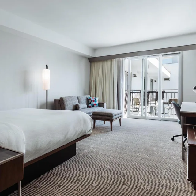 غرفة بسرير كينج بإطلالة على المسبح بشرفة، Courtyard by Marriott Santa Barbara Downtown 1/10