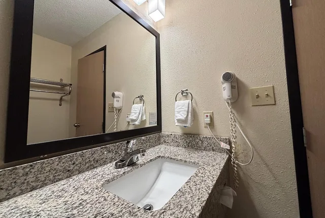 غرفة بسرير كينج لذوي الإعاقة، Super 8 By Wyndham Metropolis 8/10