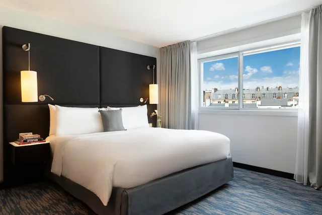 غرفة بسرير كوين بإطلالة على الحديقة، Renaissance Paris Arc de Triomphe Hotel 4/10