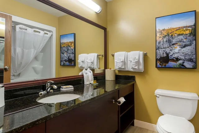غرفة بسرير كوين مع أريكة، Best Western Plus Grand-Sault Hotel & Suites 7/7