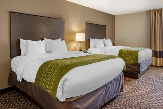 Room, 2 Queen Beds, Comfort Inn Wings Stadium 4/5