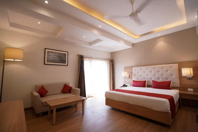 غرفة سوبيريور بسرير كينج بشرفة، Kalinga Hotel 1/1
