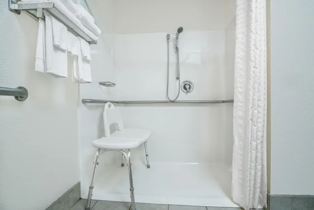 غرفة سوبيريور بسرير كوين لذوي الإعاقة، Microtel Inn & Suites Tomah 7/8