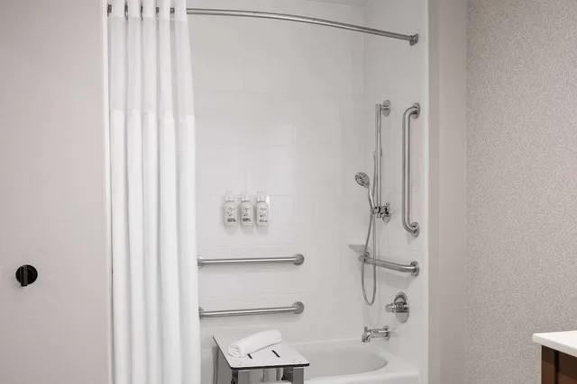 غرفة بسرير كينج لذوي الإعاقة، La Quinta Inn and Suites by Wyndham Lincoln 4/5